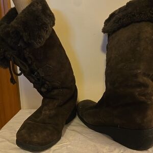 Brown Winter Boots with Suede Texture and Cuffed Top